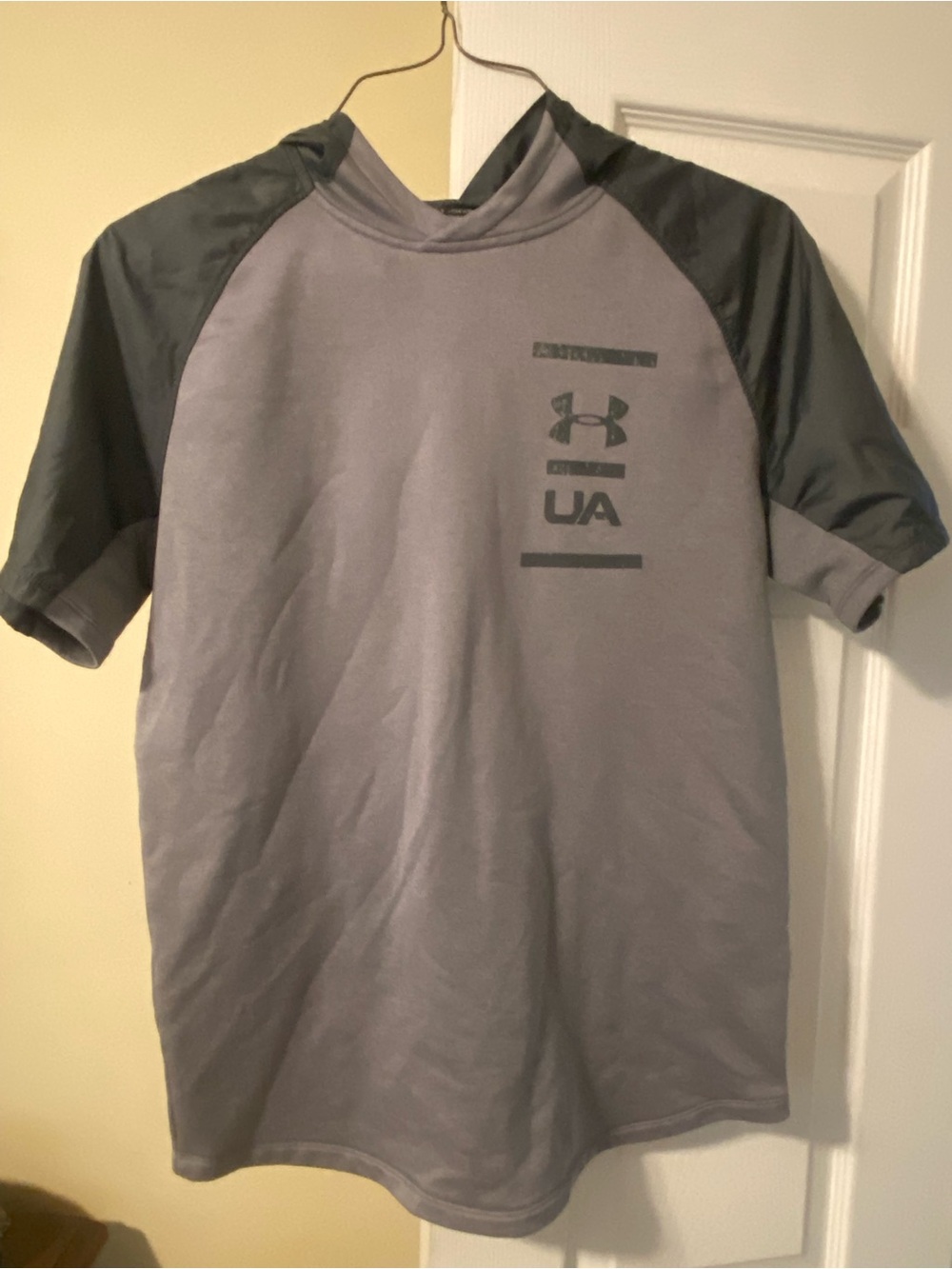 Under Armour Men's Gray Short Sleeve Performance Polo with Dark Sleeve Panels